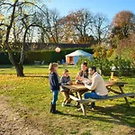 Le Village Des Templiers Alojamento de Acomodação e Pequeno-almoço Trie-Château