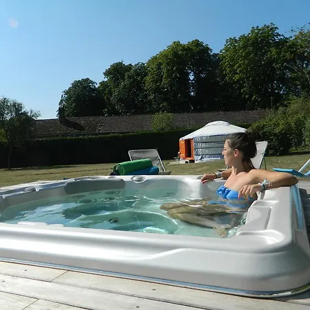 לינה וארוחת בוקר Le Village Des Templiers Trie-Château