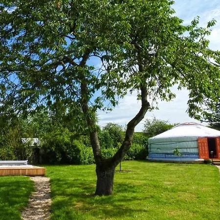 לינה וארוחת בוקר Le Village Des Templiers 3*