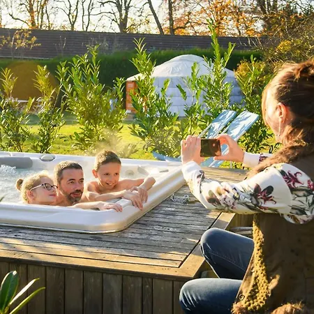 לינה וארוחת בוקר Le Village Des Templiers Trie-Château